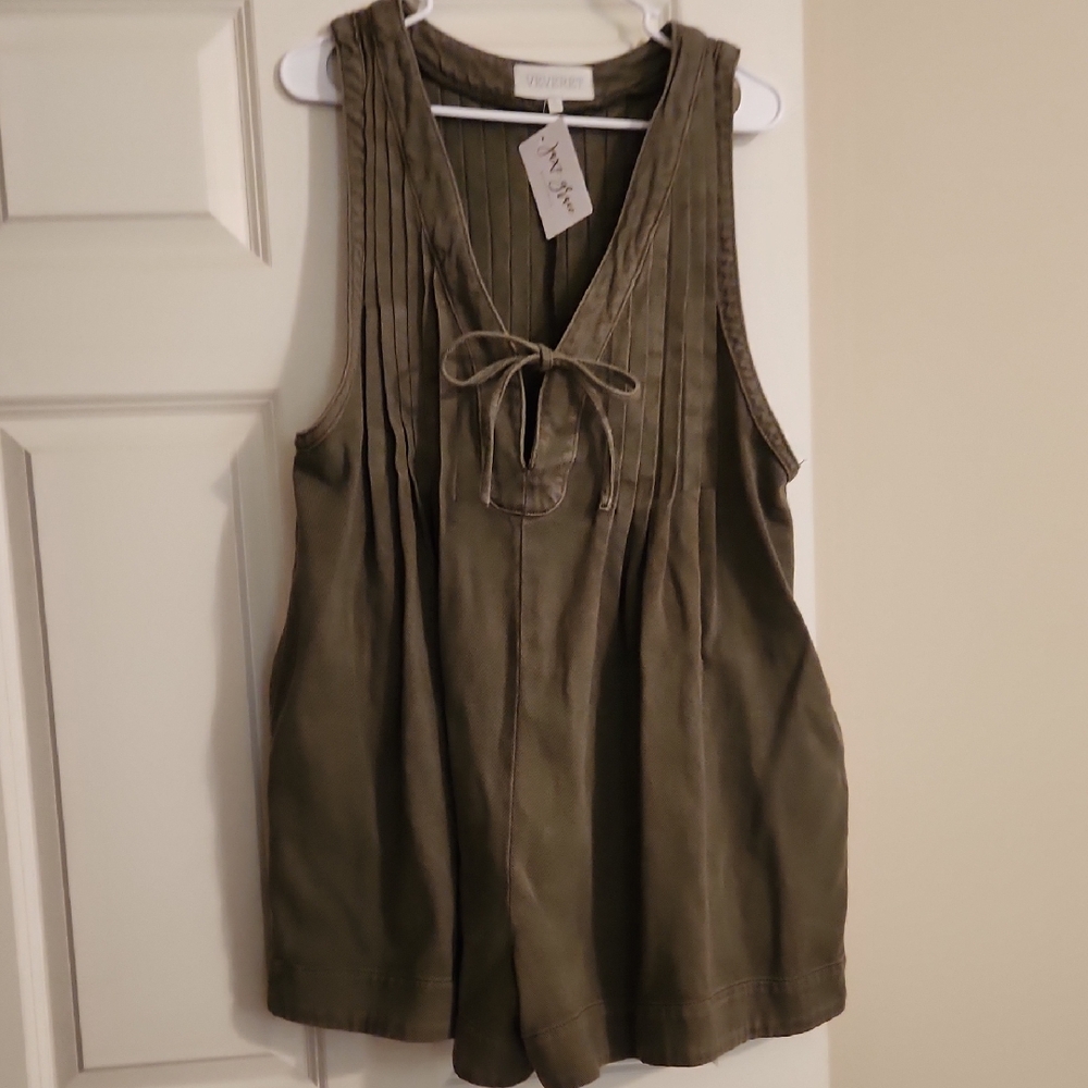 Vertigo Olive Green Pleated Sleeveless Romper Size Large